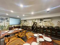 TV a/nebo společenská místnost v ubytování Royal Studio Golf course road - Gurugram