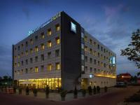 Un edificio de hotel con un cartel encima. en ibis budget Katowice Centrum, en Katowice