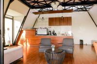 Una sala de estar con dos sillas y una mesa. en Baith Glamping, en Cihideung