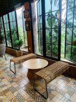 Habitación con 2 bancos, mesa y ventanas en Baith Glamping, en Cihideung