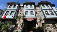 dos edificios altos con palmeras delante de ellos en La Fontaine Otel, en Mudanya