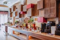 芽庄Coastal Charm Panorama Bayview的餐厅内带长柜台的厨房