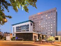 un gran edificio de hotel con un aparcamiento enfrente en Ibis Gaziantep, en Gaziantep