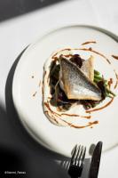 een bord met een visgerecht op tafel bij M Social Hotel Paris Opera in Parijs