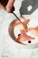 een persoon eet voedsel op een bord met een vork bij M Social Hotel Paris Opera in Parijs