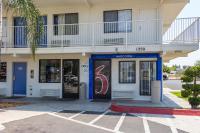 un edificio con un número en la puerta en Motel 6 Bakersfield, CA - Convention Center, en Bakersfield