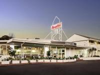 Un hotel con un letrero de neón encima. en ibis Styles Tamworth, en Tamworth