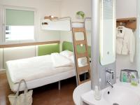 Habitación pequeña con litera y lavamanos en Ibis budget Koeln Messe, en Colonia