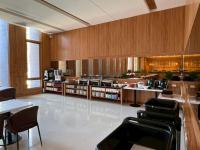 un restaurante con paredes de madera, sillas y mesas en 千富大飯店 Mille Rich Hotel, en Taitung