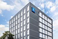 オスナブリュックにあるIbis budget Osnabrück Cityの青い看板が上の建物