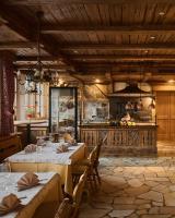 comedor con 2 mesas y cocina en Hotel Mesdi, en Arabba