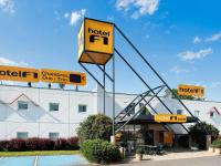 Un hotel con un cartel delante de un edificio. en Hotel F1 Vesoul - En cours de rénovation, en Vesoul