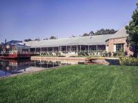 Un gran edificio con un río enfrente. en Mercure Ballarat Hotel &amp; Convention Centre, en Ballarat