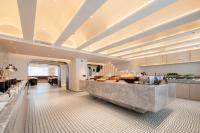 un restaurante con una barra en el medio de una habitación en Atour S Hotel Ningbo Heyi Avenue, en Ningbo