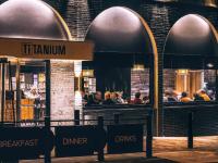 un gruppo di persone seduti al ristorante di Mercure Launceston a Launceston