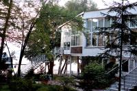 een groot wit huis met een trap ervoor bij Zacisze Bis in Koszelówka