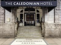 Un cartel del Hotel Caledonian frente a un edificio. en Mercure Aberdeen Caledonian Hotel, en Aberdeen