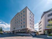 un edificio alto en medio de una calle en ibis Styles Tuebingen, en Tübingen