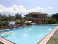 una gran piscina frente a una casa en L&#39;Oasi, en Auletta