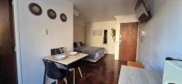 Habitación pequeña con cama y mesa pequeña. en Estudio 57, en Mendoza