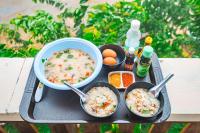 una bandeja con tazones de comida y un tazón de sopa en Raisuayang, en Mon Jam