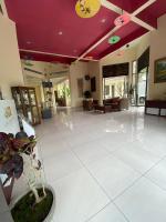 Sampal 2にあるKen Hotel by Tripletreeの赤い天井と鉢植えの植物のあるロビー