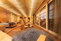 una sala de estar con un sofá y una mesa en Allgäu Art Hotel, en Kempten