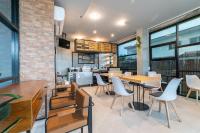 Un restaurante con mesas y sillas y una pared de ladrillos. en Phuket Five Fortune Holiday Hotel, en Rawai Beach