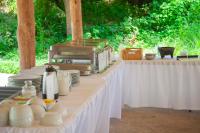 Una mesa con mantel blanco y platos encima. en HOTEL BIULÚ, en Santa Cruz Huatulco