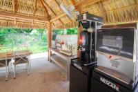 Una máquina de café en una habitación con una mesa. en HOTEL BIULÚ, en Santa Cruz Huatulco