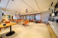 En restaurant eller et andet spisested på Chongqing Qiansu Qingpan Hotel解放碑洪崖洞店