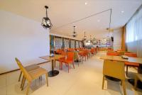 En restaurant eller et andet spisested på Chongqing Qiansu Qingpan Hotel解放碑洪崖洞店