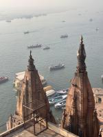 バラナシにあるバドラ カリ ゲスト ハウスの船の水の景色