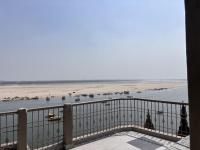 バラナシにあるバドラ カリ ゲスト ハウスのビーチの景色を望むバルコニーが備わります。