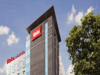 Un edificio del hotel TBS con un cartel. en ibis Hyderabad Hitec City - An Accor Brand, en Hyderabad