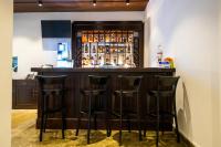 een bar met zwarte krukken in een kamer bij Die ChillOuz Pub & Lodge in Negombo