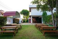 een rij houten banken voor een gebouw bij Die ChillOuz Pub & Lodge in Negombo