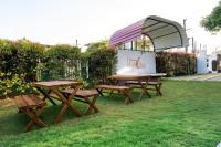 een picknicktafel en twee banken in het gras bij Die ChillOuz Pub & Lodge in Negombo