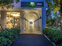 プーケットタウンにあるIbis Styles Phuket Cityのアーチのあるショッピングモールの廊下