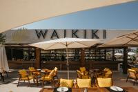 En restaurant eller et andet spisested på Waikiki Apartments