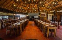 una grande sala da pranzo con tavoli e sedie di Wyndham Garden Luján a Luján