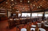 una grande sala da pranzo con tavoli e sedie di Wyndham Garden Luján a Luján