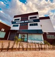Un hotel Mahanamn con palmeras al frente. en Mimari Hotel, en Tangará da Serra