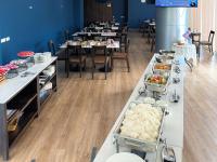 una línea de buffet con muchos platos de comida en un restaurante en Anna-Nava Pakkret Hotel, en Nonthaburi