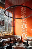 利沃夫Hotel Golden lemon Готель Золотий лимон的有桌椅和枝形吊灯的餐厅