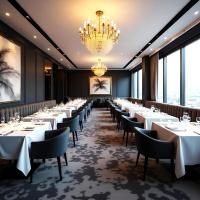 een rij tafels in een restaurant met een kroonluchter bij Hotel Silver Fountain Ranchi in Rānchī