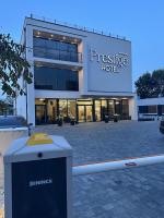 un edificio con un cubo de basura delante de él en Prestige Hotel, en Stalowa Wola