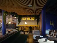 Un restaurante con mesas y sillas y un bar. en ibis Styles Dreux Centre Gare, en Dreux