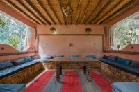 uma sala com uma mesa e sofás azuis em Dar Salah - Eddine Oasis Pool & SPA em Marraquexe