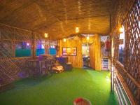 een binnenaanzicht van een kamer met groen gras bij Blissful Mountain Kyarki in Shivpuri